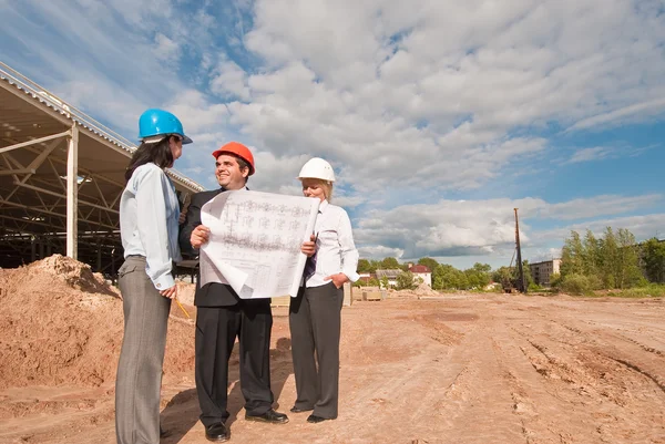 Director con subordinados en el sitio de construcción de céntimos de compras —  Fotos de Stock