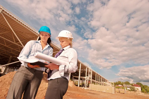 Two engineers at construction site — Stock Photo, Image