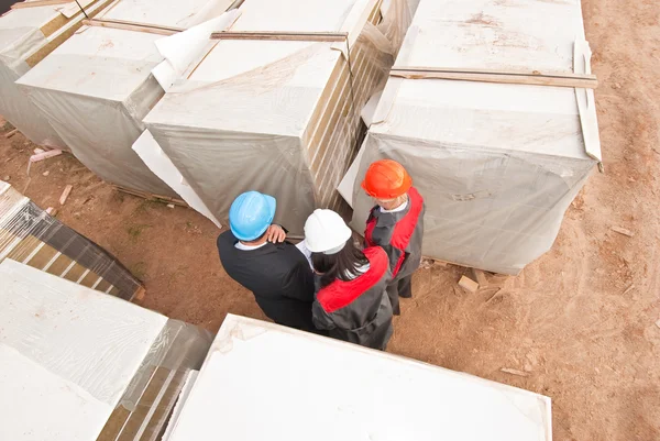 Direktor mit Untergebenen auf Baustelle lizenzfreie Stockfotos