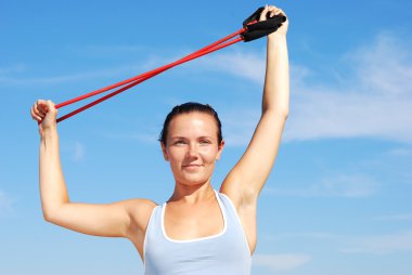 Egzersiz yapan genç kadın