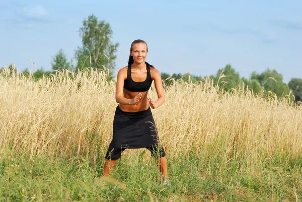 Ung kvinna motionerar — Stockfoto