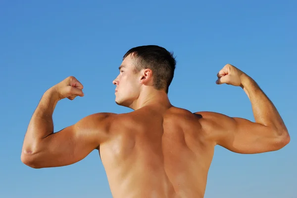 Muskulös ung man筋肉の若い男 — Stockfoto