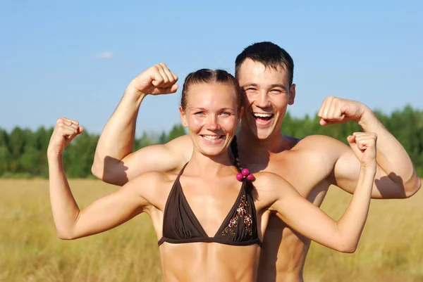 Feliz joven pareja haciendo ejercicios de deportes por la mañana —  Fotos de Stock