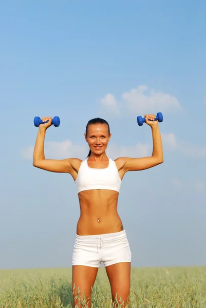 Woman lifting dumbbell — Stock Photo, Image