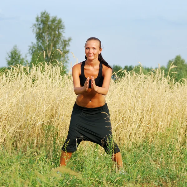 Jeune femme exerçant — Photo