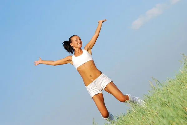 Mujer joven haciendo ejercicio — Foto de Stock