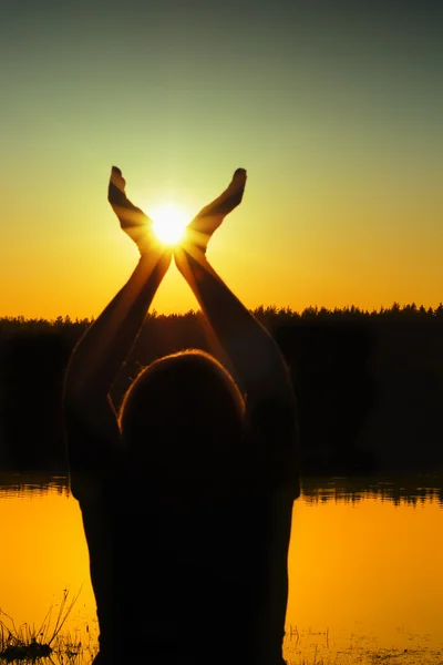 Femmes et coucher de soleil — Photo