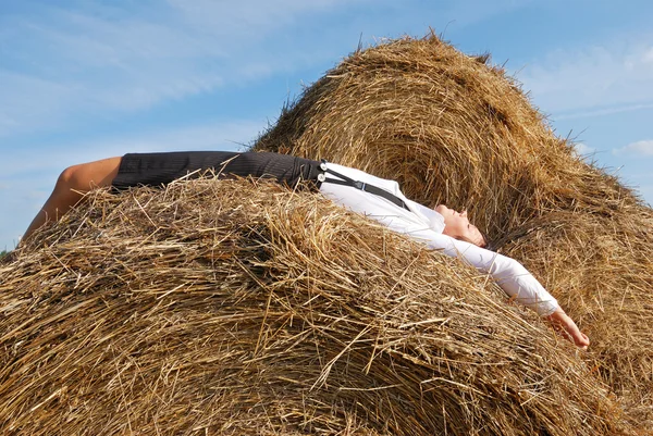 Vrouw op hooi Baal in zomer veld — Stockfoto