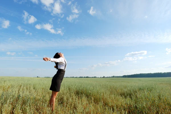 Atractiva joven feliz en el campo — Foto de Stock