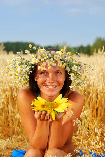 Jeune femme avec des tournesols — Photo