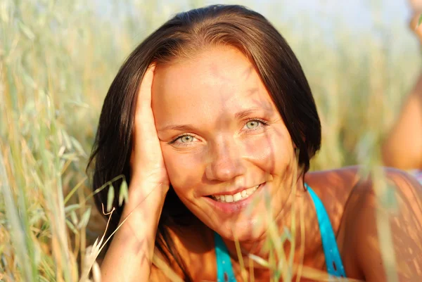 Mladá žena na pšeničném poli — Stock fotografie
