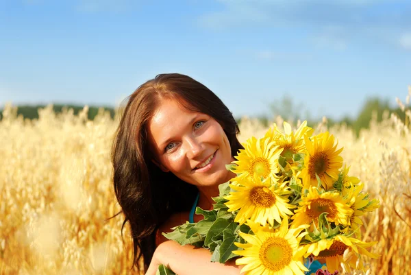 Jeune femme avec des tournesols — Photo