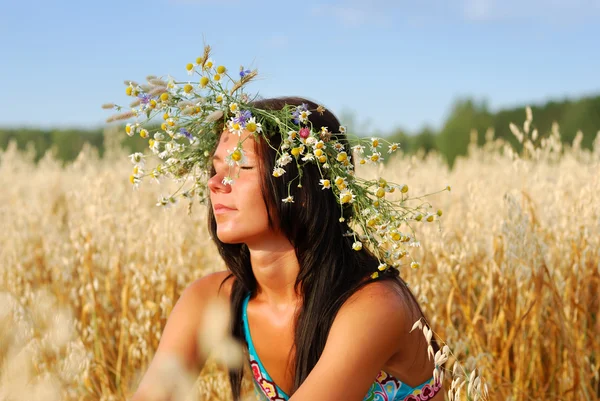 Young woman on wheat field — Stock Photo, Image