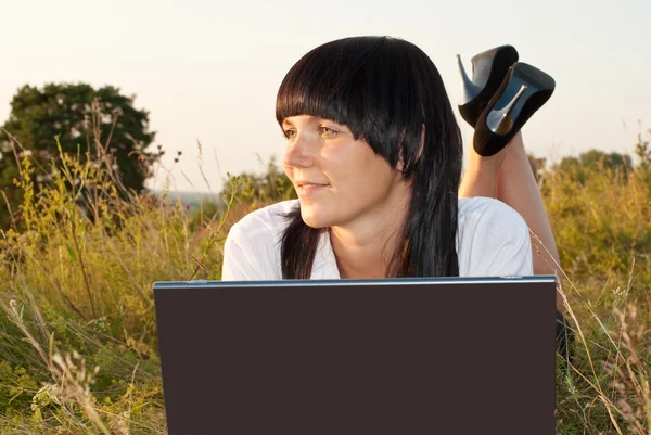 Bella giovane donna all'aperto con computer — Foto Stock