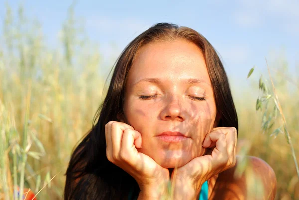 Young woman relax on green field — Stock Photo, Image