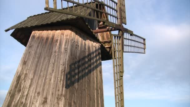 Antiguo molino de viento de madera — Vídeo de stock