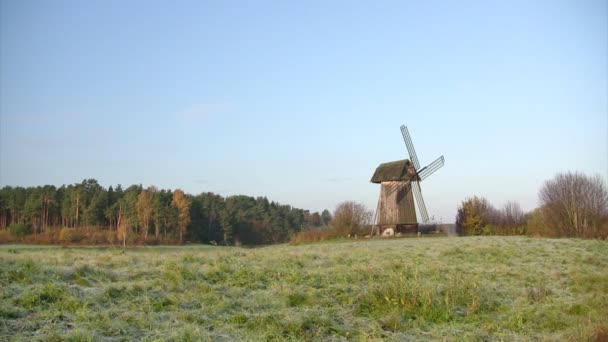 Starý dřevěný větrný mlýn — Stock video