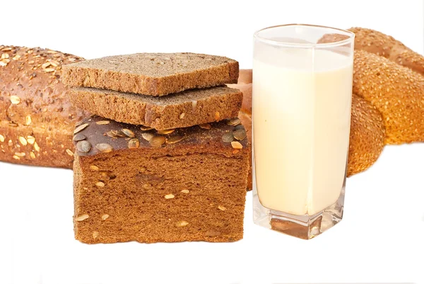 Verschillende brood met melk — Stockfoto