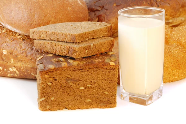 Verschillende brood met melk — Stockfoto