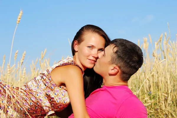 Feliz pareja joven —  Fotos de Stock