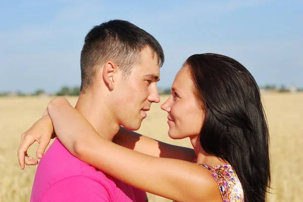 Feliz pareja joven —  Fotos de Stock