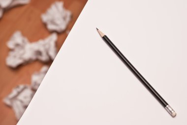 bir beyaz kağıt üzerinde siyah kalem