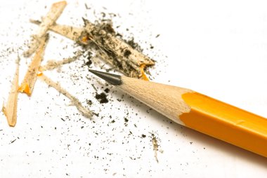 beyaz kağıt üzerine sarı kurşun kalem