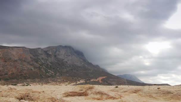 Tid förflutit klipp av moln på bergets topp — Stockvideo
