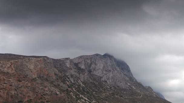 Clipe de lapso de tempo de nuvens no topo da montanha — Vídeo de Stock