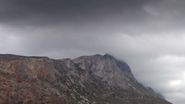 Time lapse clip de nuages sur le sommet de la montagne 