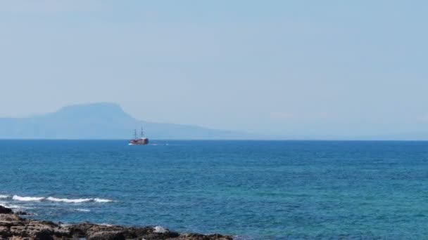 Пиратская лодка в синем море — стоковое видео