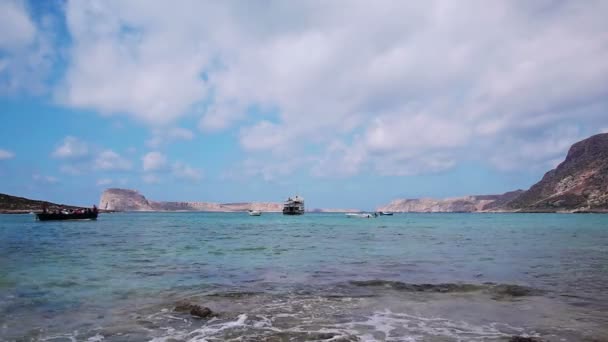 Touristenboot in Ballos (Balos) Bucht festgemacht — Stockvideo