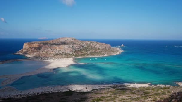 Blick auf die Lagune ballos (Balos) und die Insel gramvousa — Stockvideo