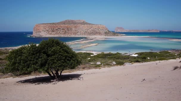 Vue sur la lagune de Ballos (Balos) et l'île de Gramvousa — Video