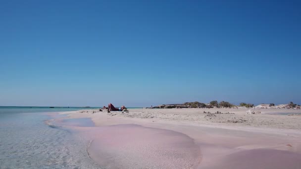 Wakacje w słynnej różowy piasek plaża elafonisi — Wideo stockowe