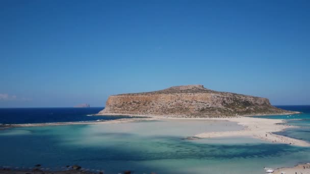 View of the lagoon Ballos(Balos) and the island Gramvousa — Stock Video