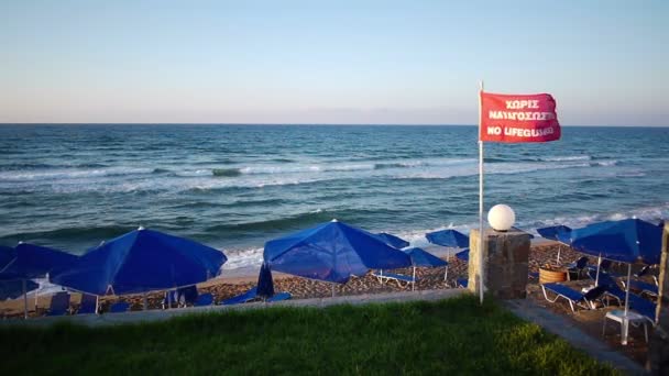 Varningsskylt ingen badvakt på stranden — Stockvideo