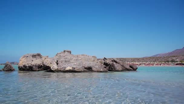 Visa från havet till stranden berömda elafonisi — Stockvideo