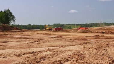 VELIKIE LUKI, PSKOV REGION, RUSSIA - 01 Ağustos 2021: Et işleme tesisinin inşaat sahasının dengelenmesi için toprak taşıyan roketlerin video çekimi