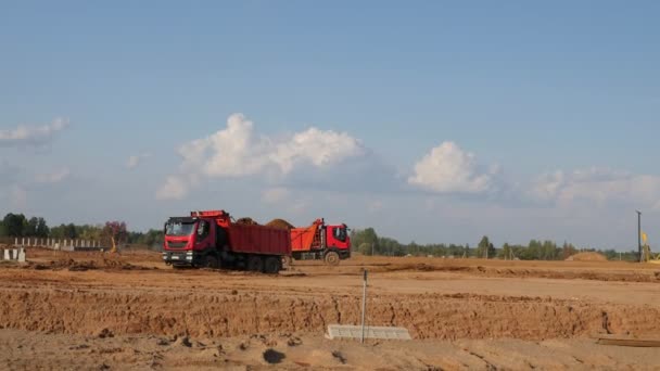 ロシアPskov地域Velikie Luki 2021年8月1日 食肉処理場の建設現場を平準化するための土壌を輸送するラックのビデオショット — ストック動画