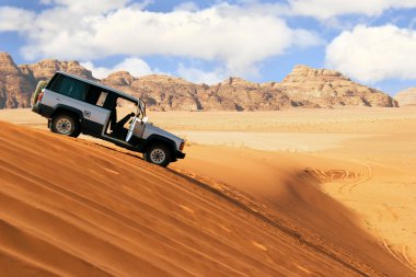 Çölde Jeep araba