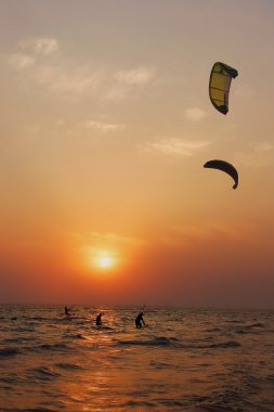 uçurtma sörfçü gün batımında Silhouettes