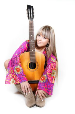 güzel bir kadın gitar ile stüdyo çekim