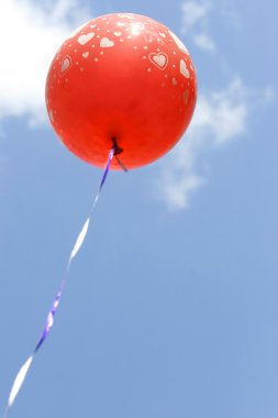Kalpler mavi gökyüzü ile kırmızı balon
