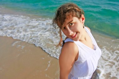 Deniz arka plan üzerinde beyaz elbiseli kız Beauiful