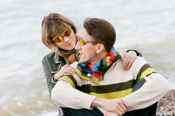 Young couple on sea background — Stock Photo, Image