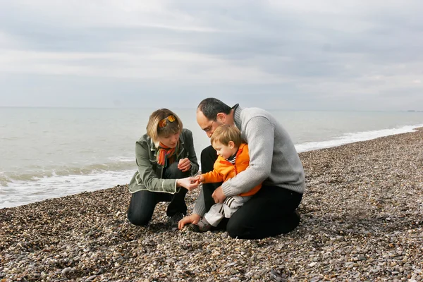 Famille heureuse sur la plage — Photo