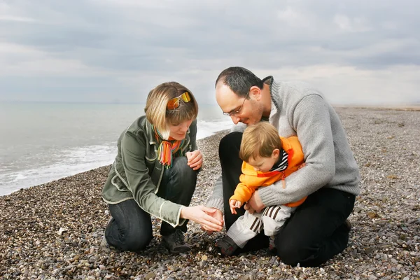 Jeune famille heureuse sur la plage — Photo
