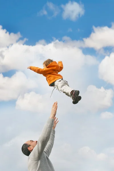 Voando criança sobre céu fundo — Fotografia de Stock