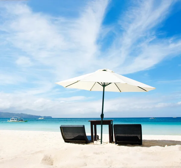 Sedie e ombrellone sulla spiaggia tropicale — Foto Stock